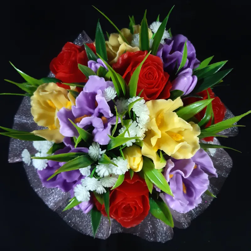 Kombinacija ruža i irisа u keramičkoj sakciji