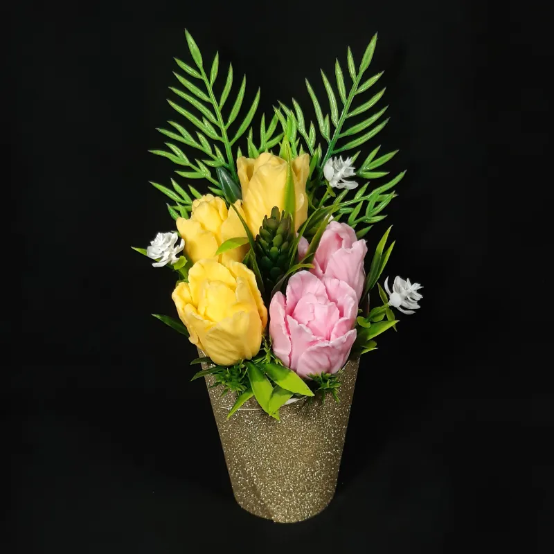 Pet roze i žutih lala u kartonskoj saksiji