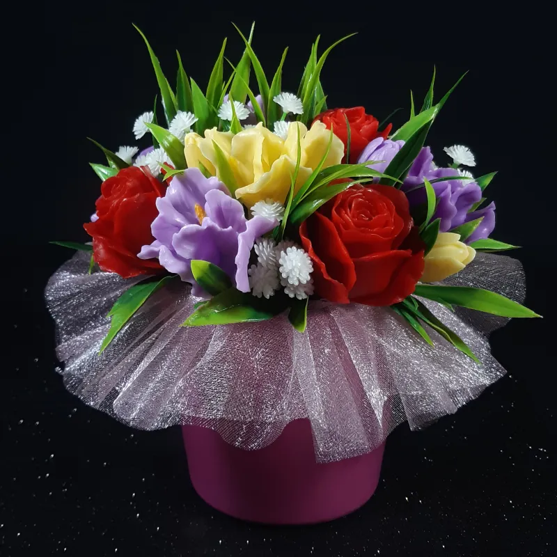 Kombinacija ruža i irisа u keramičkoj sakciji