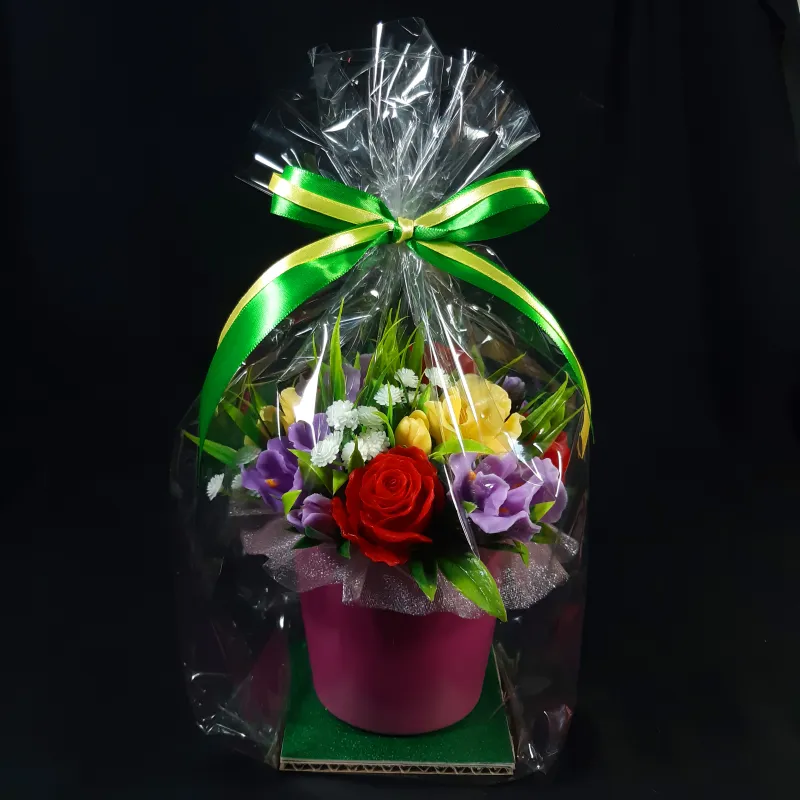 Kombinacija ruža i irisа u keramičkoj sakciji