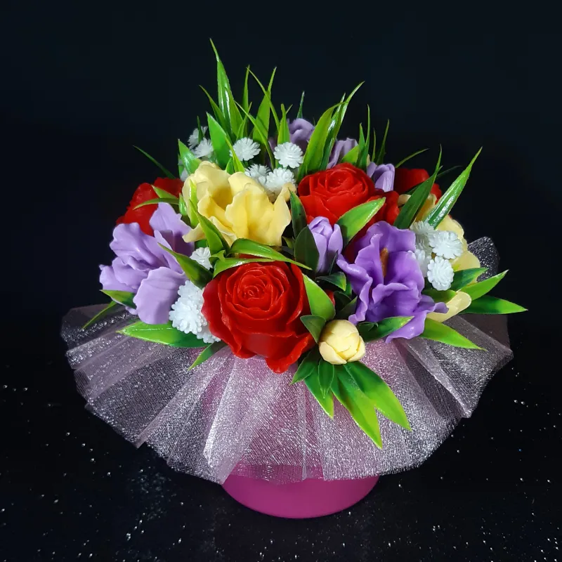 Kombinacija ruža i irisа u keramičkoj sakciji