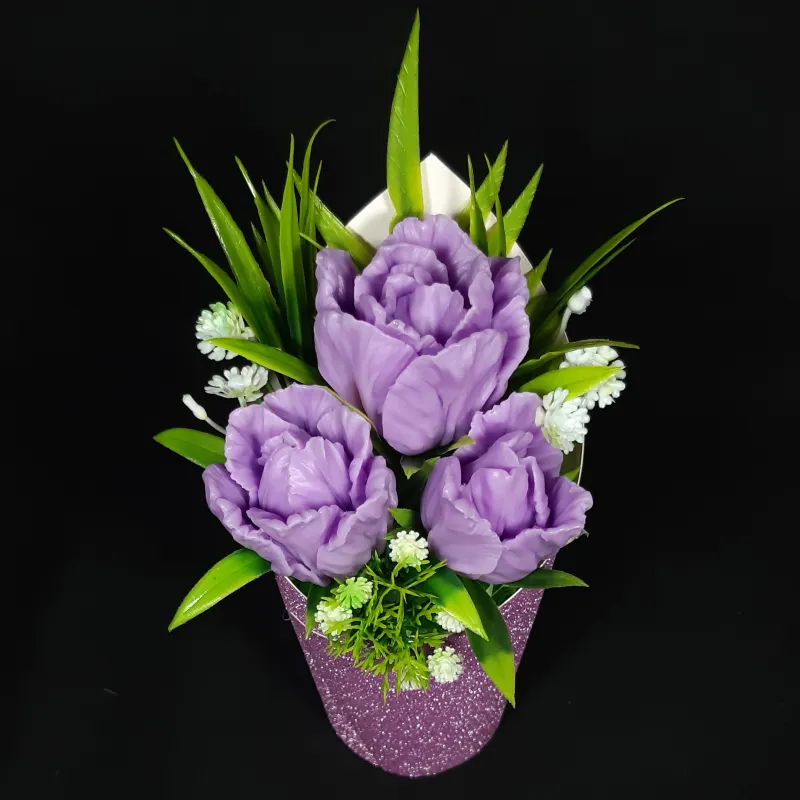 Tri ljubičaste lale u kartonskoj saksiji