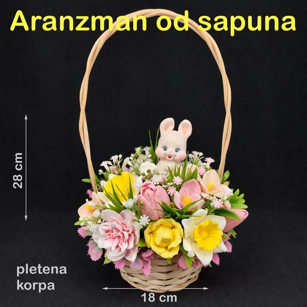 Velika pletena korpa sa prolećnim cvetovima i uskršnim zecem