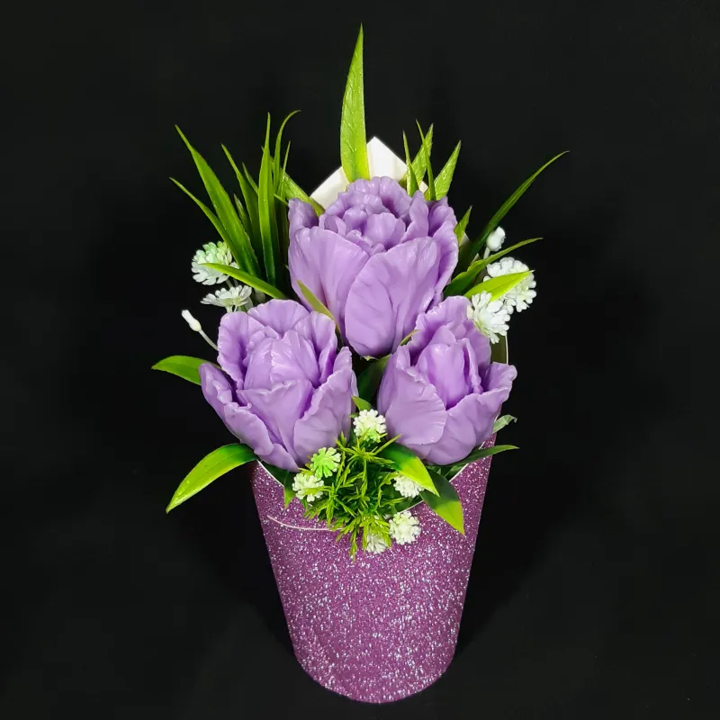 Tri ljubičaste lale u kartonskoj saksiji