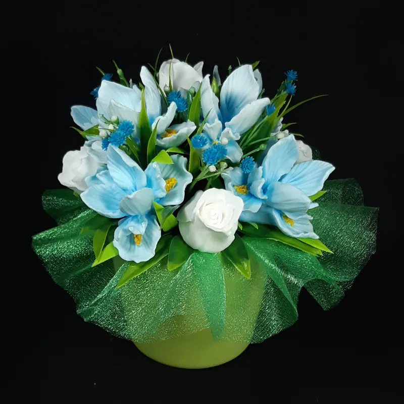 Plavi risi i bele ruže u keramičkoj saksiji