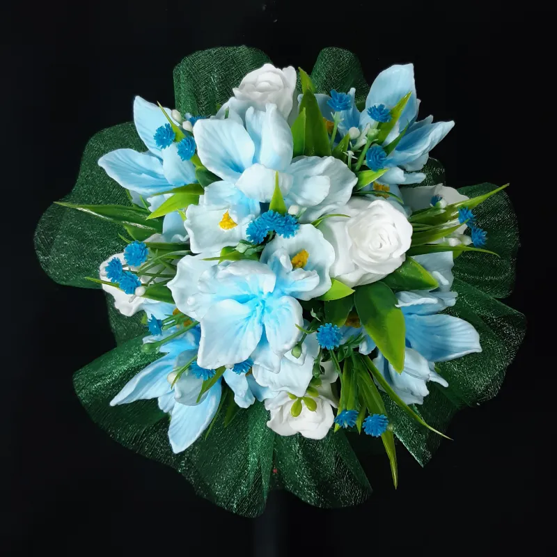 Plavi risi i bele ruže u keramičkoj saksiji