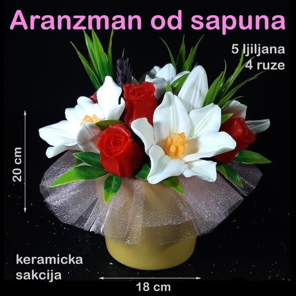 Bele ljiljane i crvene ruže u keramičkoj saksiji