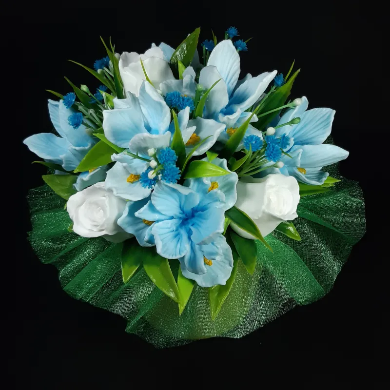 Plavi risi i bele ruže u keramičkoj saksiji