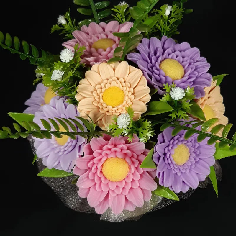 11 gerbera od sapuna u keramičkoj saksiji