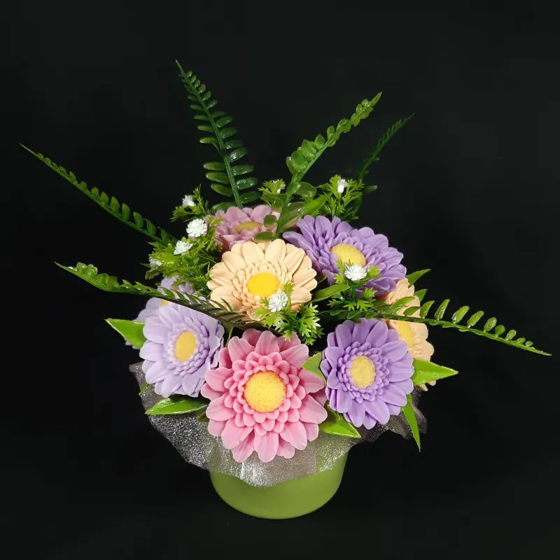 11 gerbera od sapuna u keramičkoj saksiji