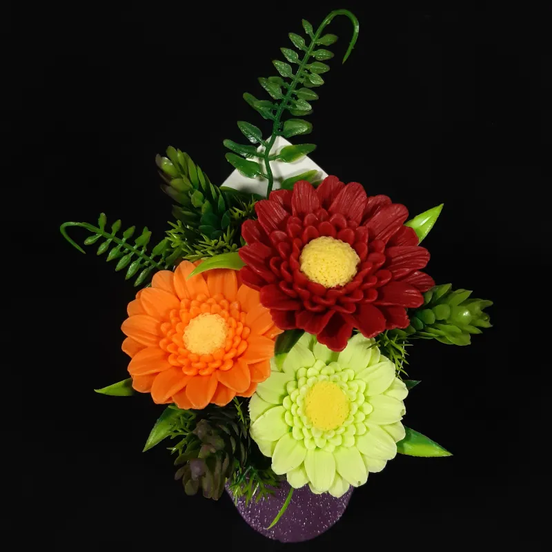 3 gerbere u elegantnoj kartonskoj saksiji