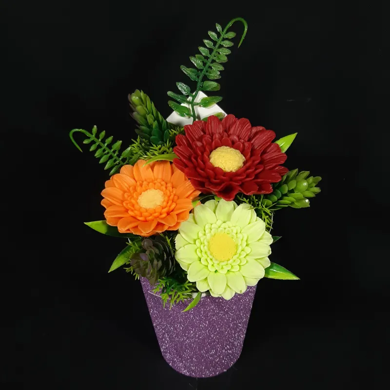 3 gerbere u elegantnoj kartonskoj saksiji