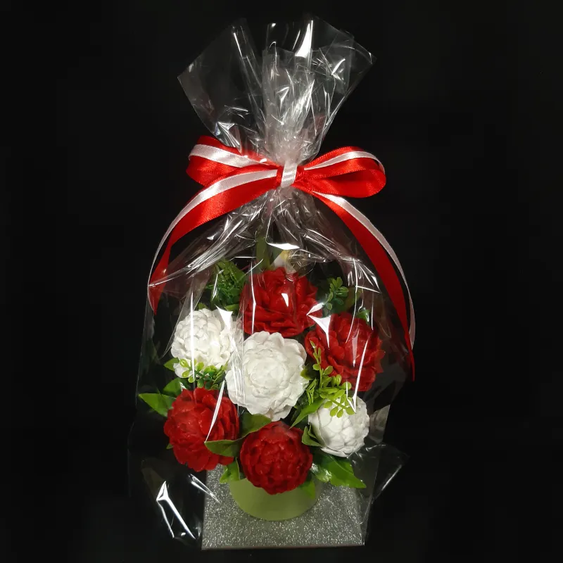 Božuri u maloj keramičkoj saksiji