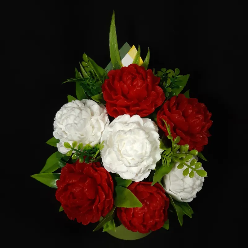 Božuri u maloj keramičkoj saksiji