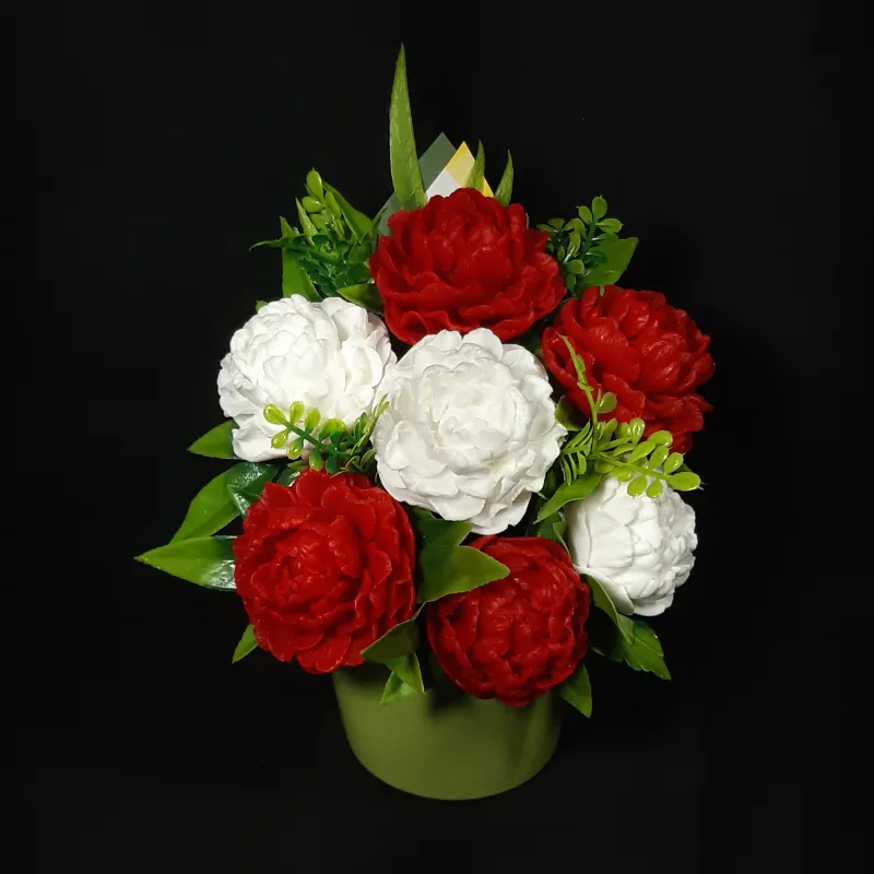 Božuri u maloj keramičkoj saksiji