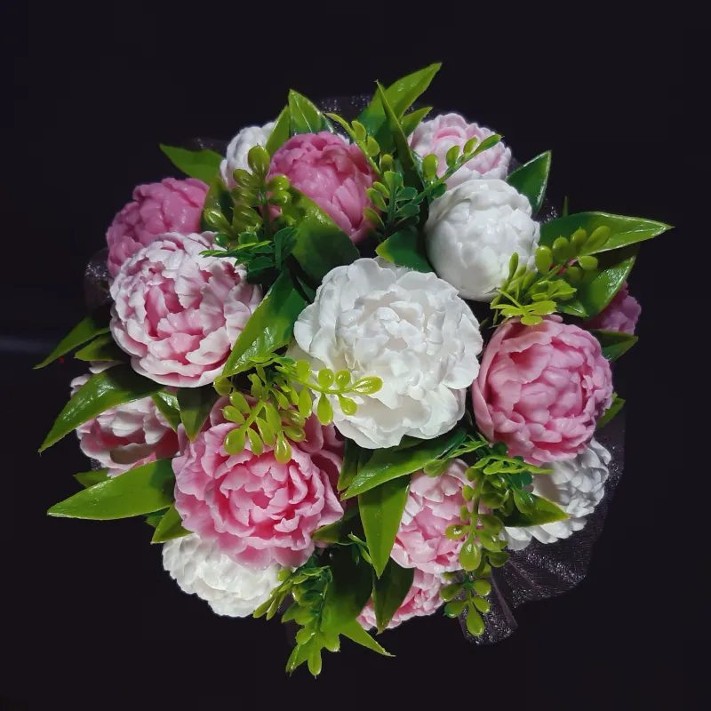 Roze božuri u keramičkoj saksiji