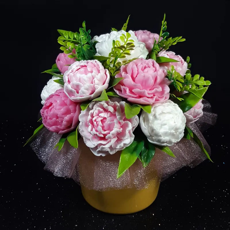 Roze božuri u keramičkoj saksiji