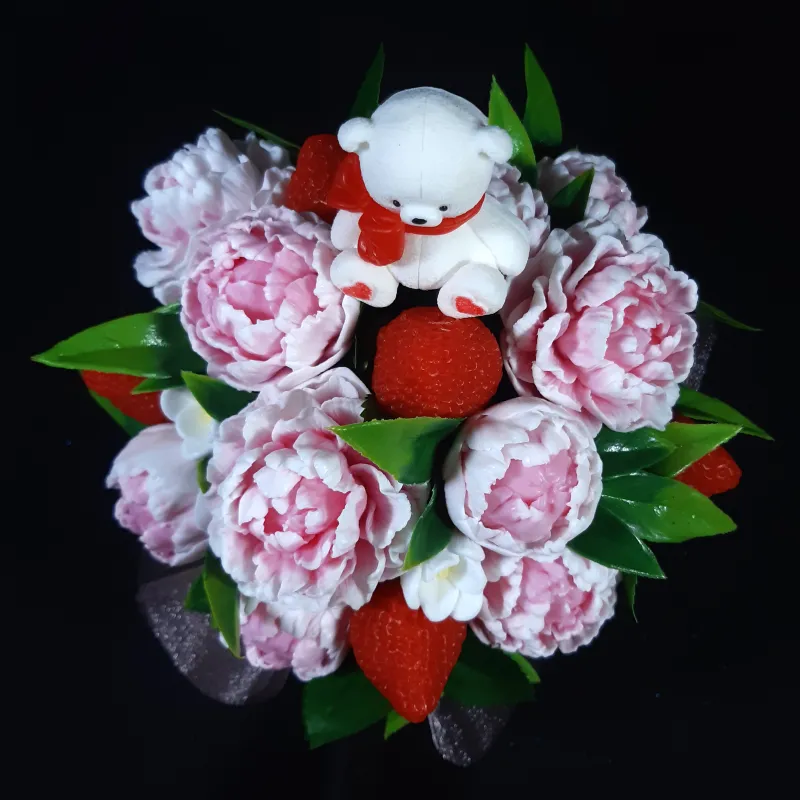 Ružičasti buket sa jagodama i medom