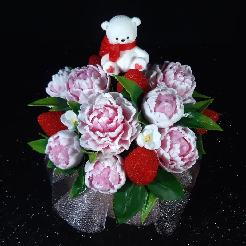 Ružičasti buket sa jagodama i medom