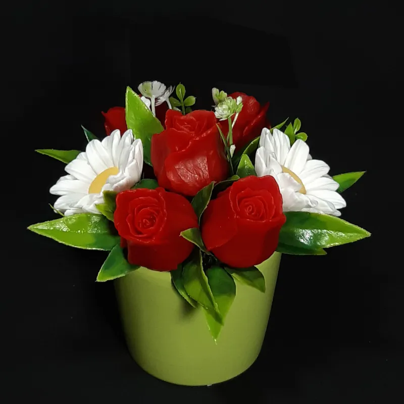 Crvene ruže i bele rade u maloj keramičkoj saksiji