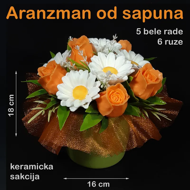 Narandžaste ruže i bele rade u keramičkoj saksiji