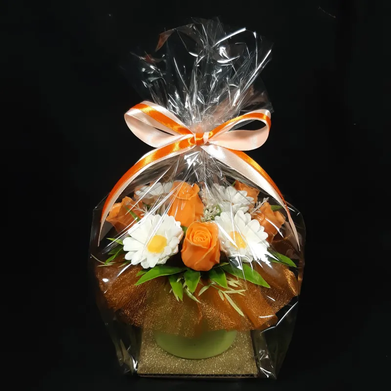 Narandžaste ruže i bele rade u keramičkoj saksiji