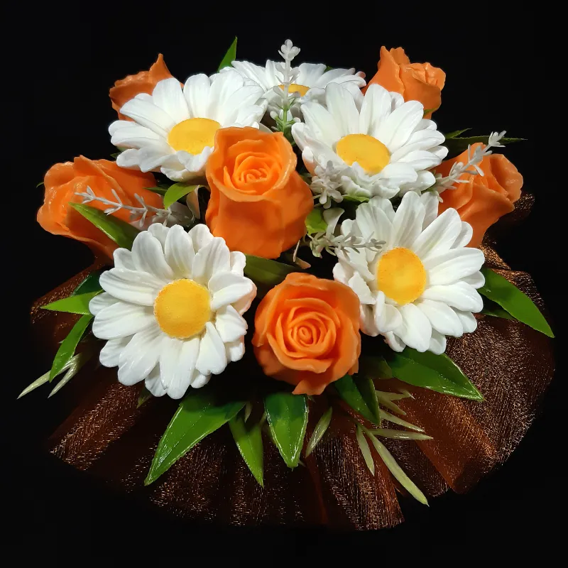 Narandžaste ruže i bele rade u keramičkoj saksiji