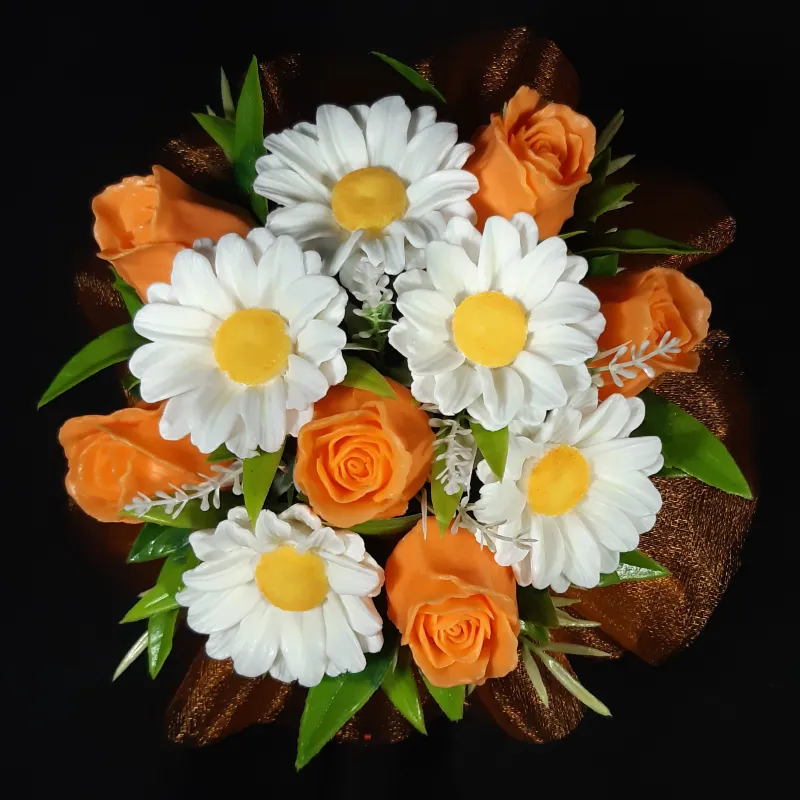 Narandžaste ruže i bele rade u keramičkoj saksiji