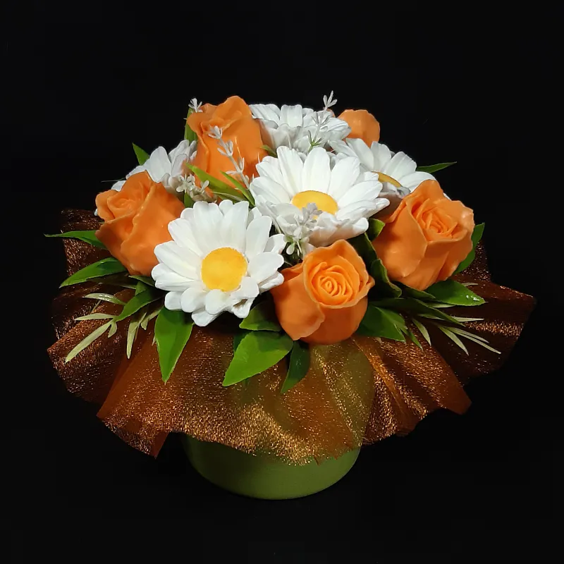 Narandžaste ruže i bele rade u keramičkoj saksiji