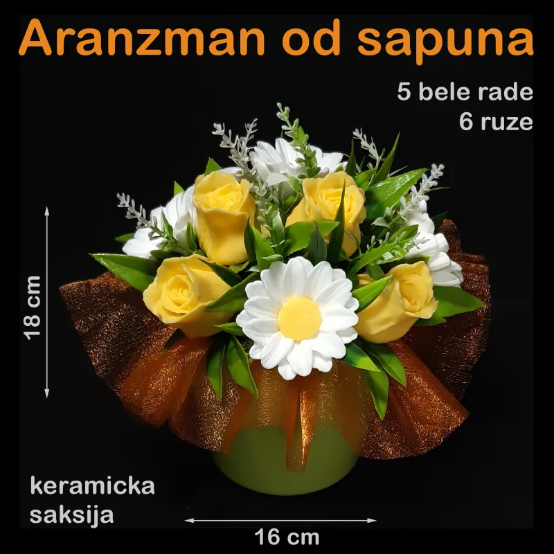 Žute ruže i bele rade u keramičkoj saksiji