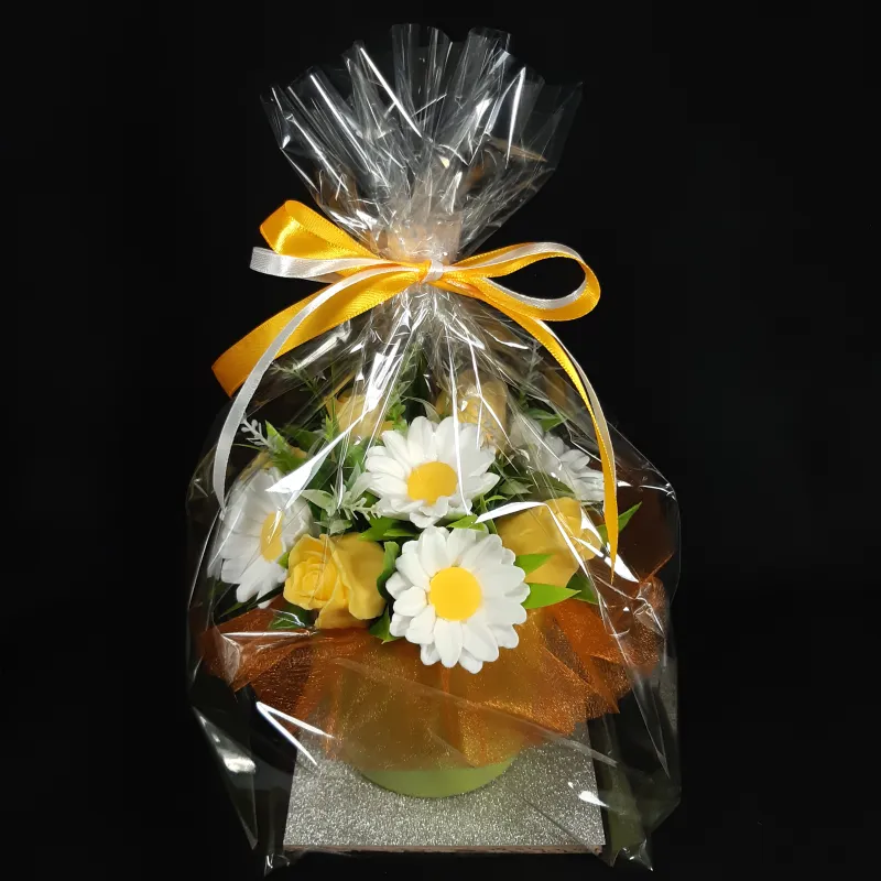 Žute ruže i bele rade u keramičkoj saksiji