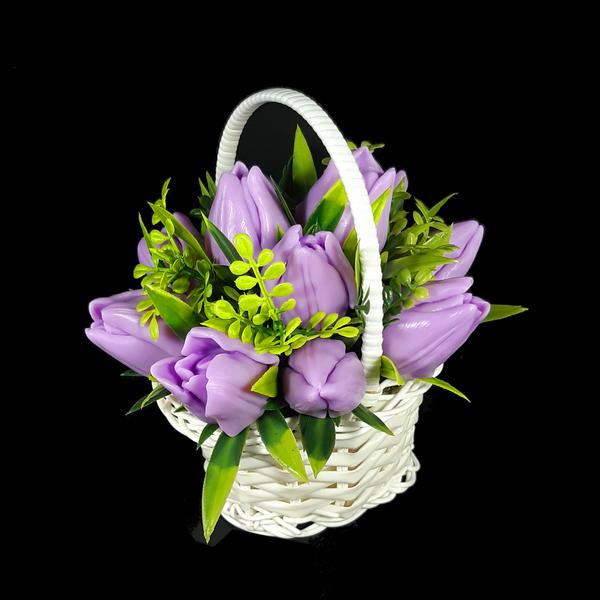 Mala pletena korpica sa 11 ljubičastih lala