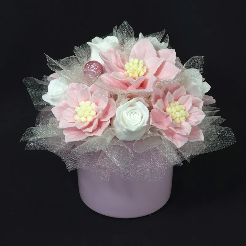 Božične zvezde i ruže – praznični sapunski aranžman