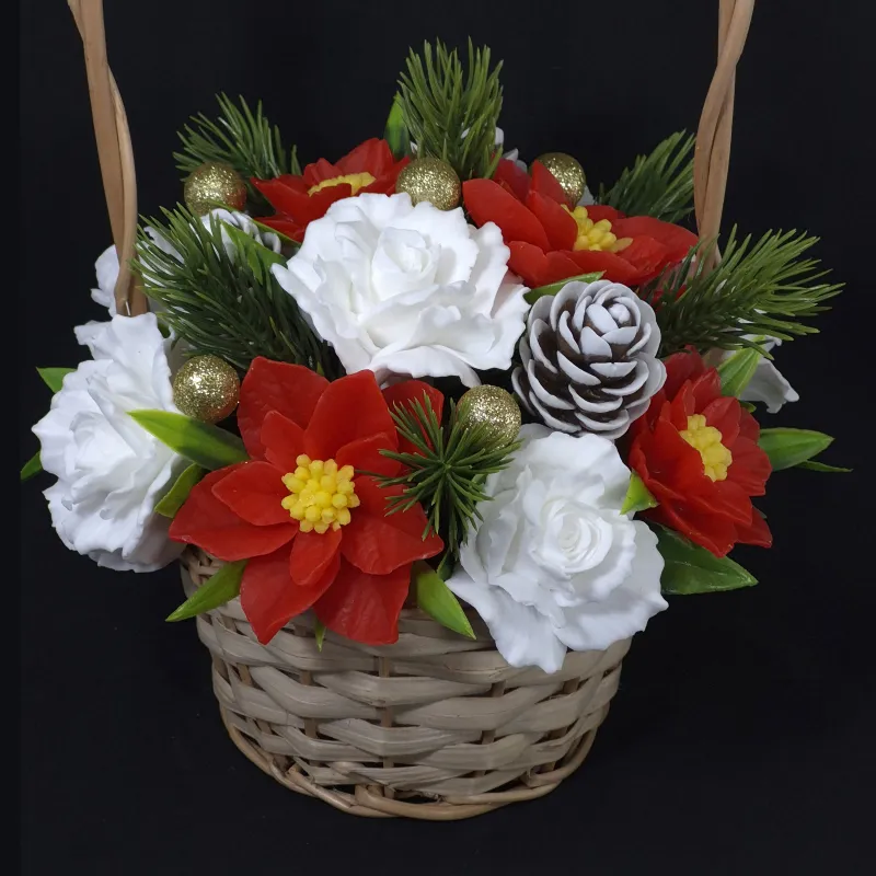 Božične zvezde, ruže i šišarke - velika praznična korpa od sapuna