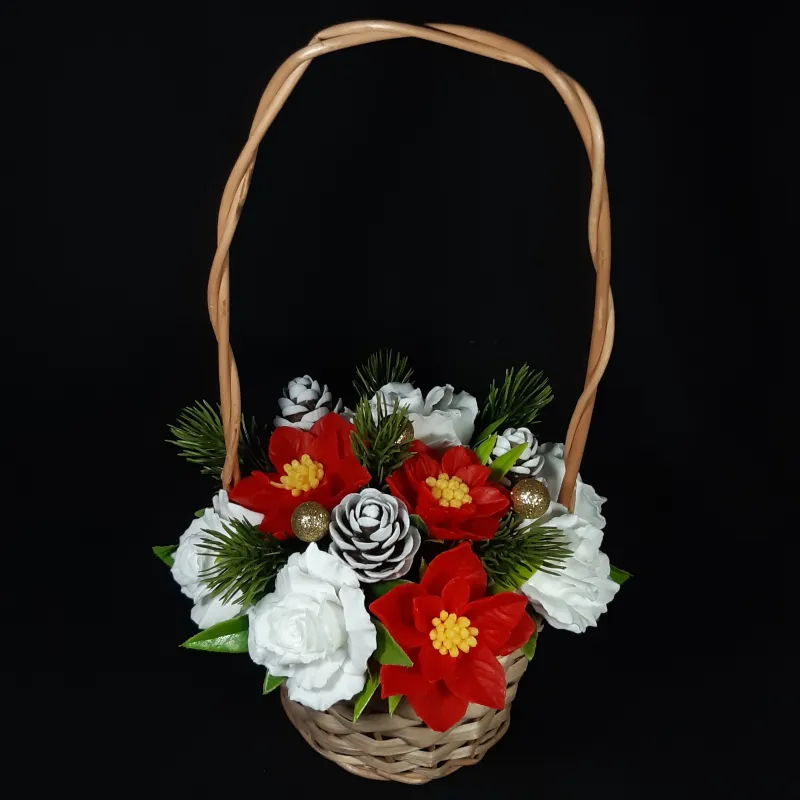 Božične zvezde, ruže i šišarke - velika praznična korpa od sapuna