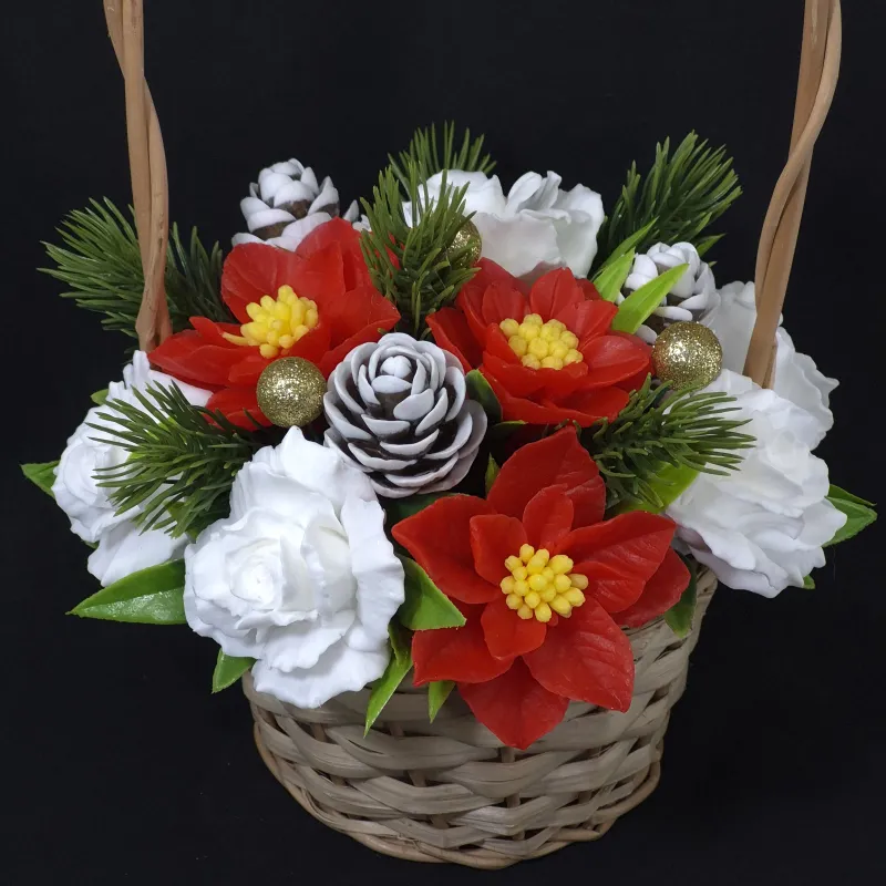 Božične zvezde, ruže i šišarke - velika praznična korpa od sapuna