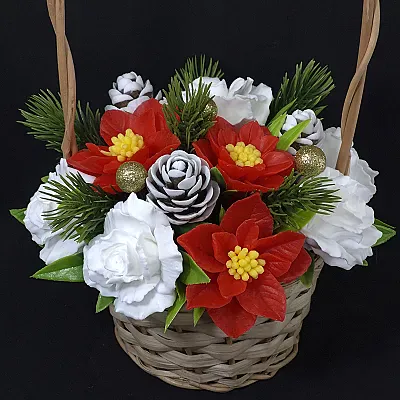 Božične zvezde, ruže i šišarke - velika praznična korpa od sapuna