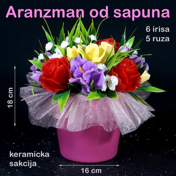 Kombinacija ruža i irisа u keramičkoj sakciji
