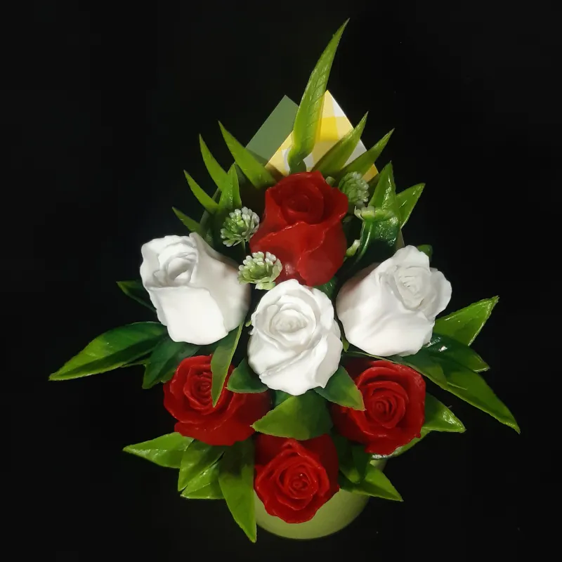 Crvene i bele ruže u maloj keramičkoj saksiji