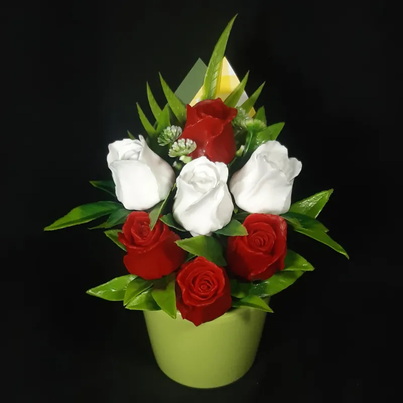 Crvene i bele ruže u maloj keramičkoj saksiji