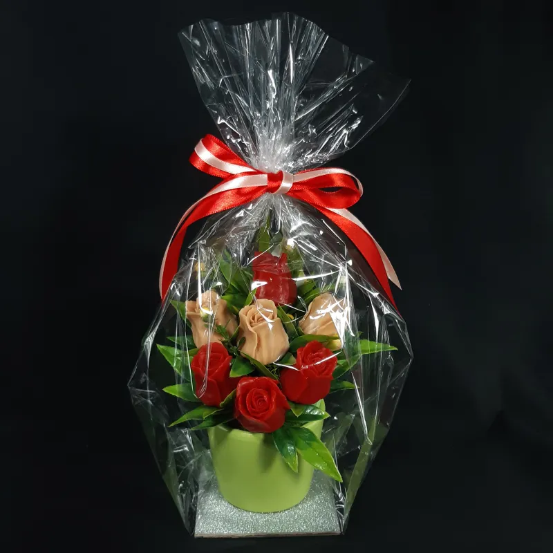 Crvene i krem ruže u maloj keramičkoj saksiji