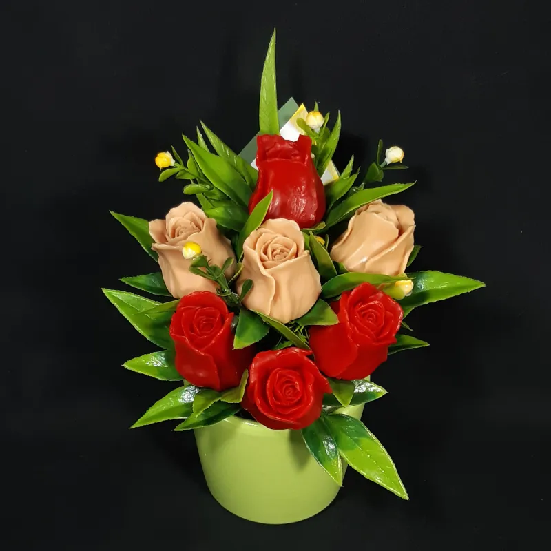 Crvene i krem ruže u maloj keramičkoj saksiji