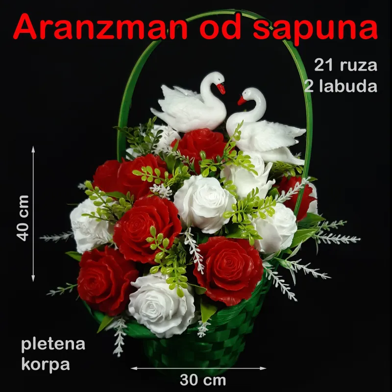 Labudova elegancija – 21 ruža od sapuna u pletenoj korpi