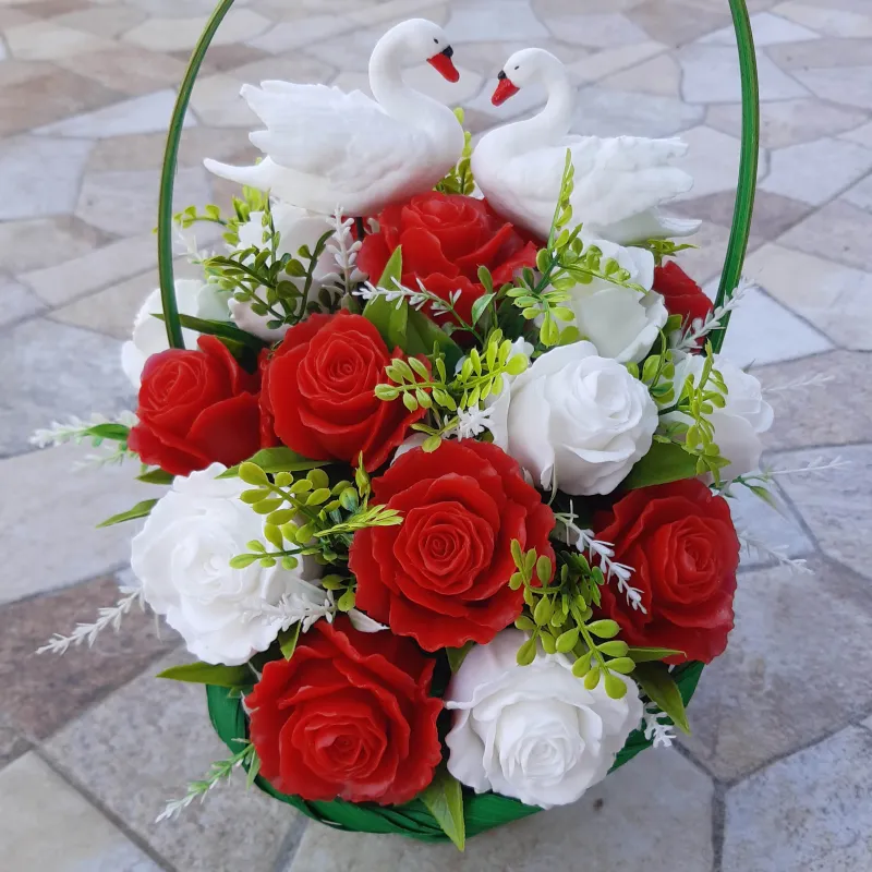 Labudova elegancija – 21 ruža od sapuna u pletenoj korpi