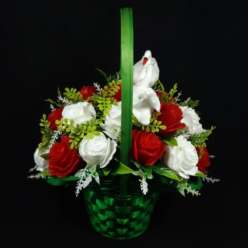 Labudova elegancija – 21 ruža od sapuna u pletenoj korpi