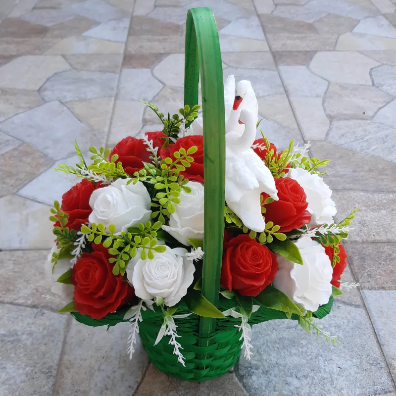 Labudova elegancija – 21 ruža od sapuna u pletenoj korpi