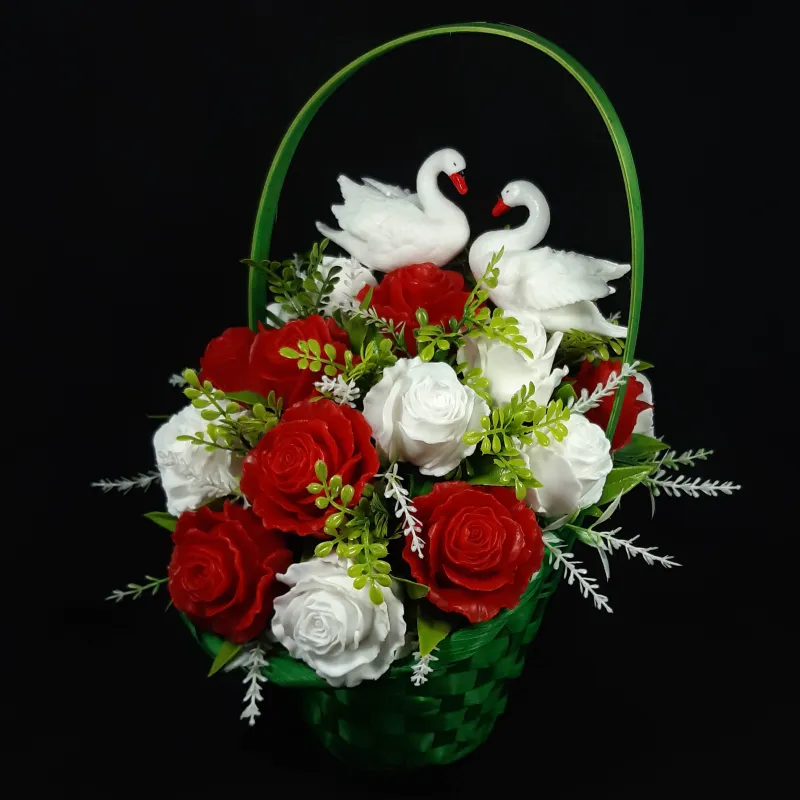 Labudova elegancija – 21 ruža od sapuna u pletenoj korpi