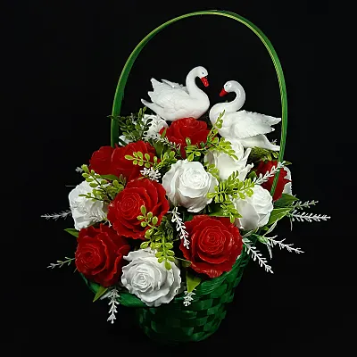 Labudova elegancija – 21 ruža od sapuna u pletenoj korpi