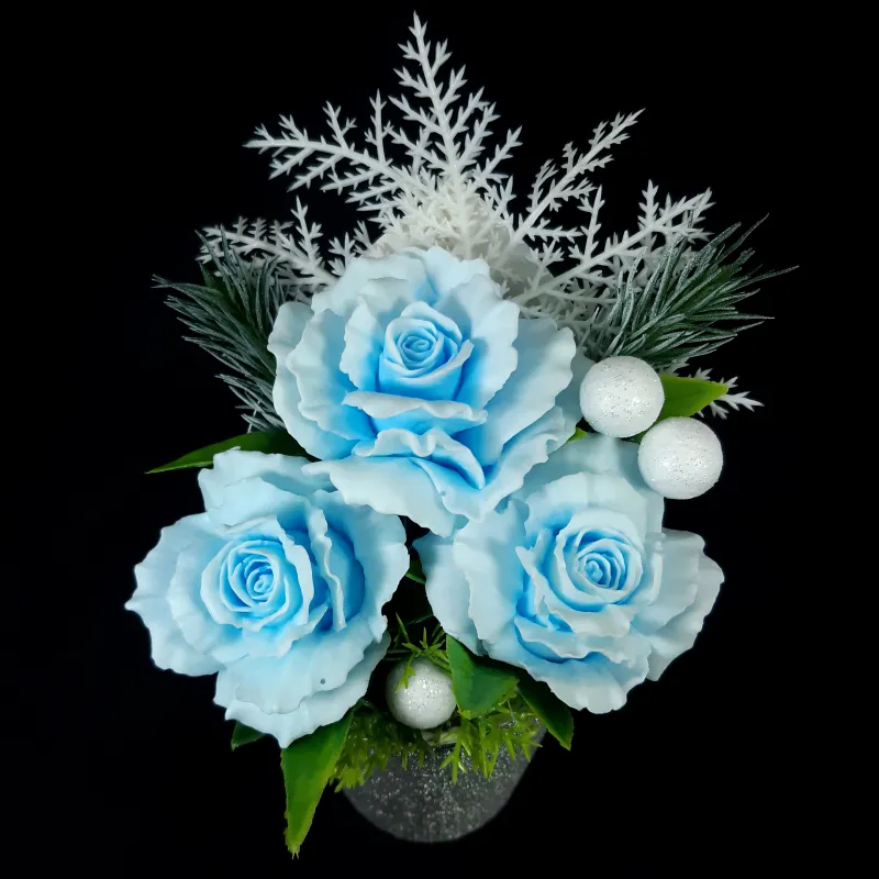 Novogodišnji aranžman – 3 nežne plave ruže