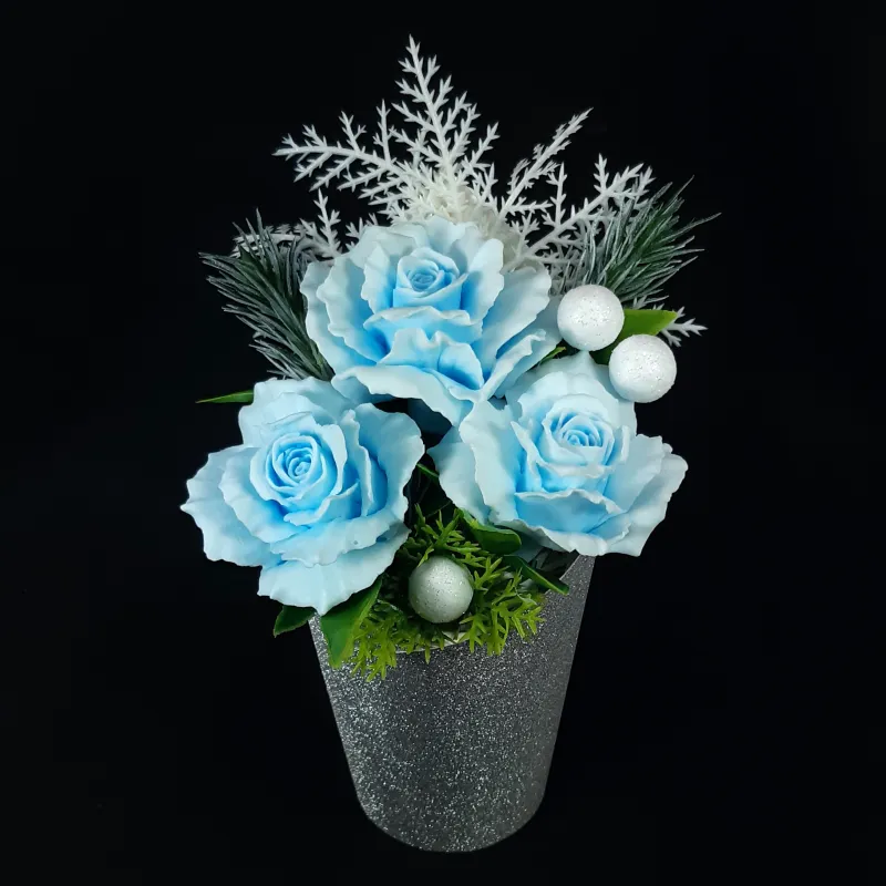 Novogodišnji aranžman – 3 nežne plave ruže